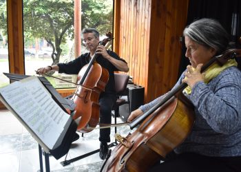 Violonchelista internacional Matías de Oliveira se presentó en Puerto Aysén junto a la destacada música regional Magdalena Rosas