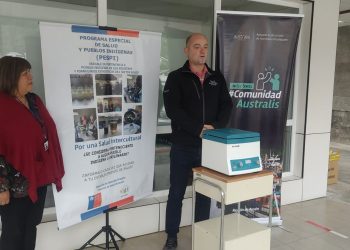 Salud Aysén y Australis Mar hacen entrega de centrífuga de laboratorio para CECOSF de Puerto Chacabuco