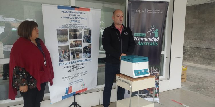 Salud Aysén y Australis Mar hacen entrega de centrífuga de laboratorio para CECOSF de Puerto Chacabuco