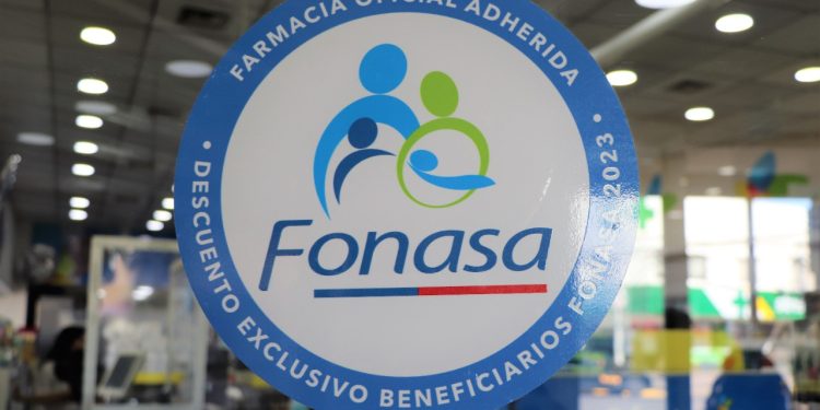 Beneficiarias/os de FONASA en la región obtendrán hasta un 32% de descuento en farmacias Salcobrand por medicamentos y productos asociados