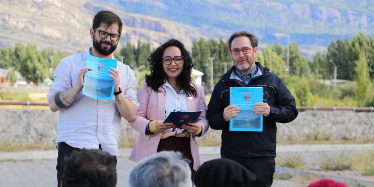 Presidente Boric asegura 140 km de Carretera Austral pavimentada durante su gobierno y Gobernadora Macías celebra nuevo plan de conectividad