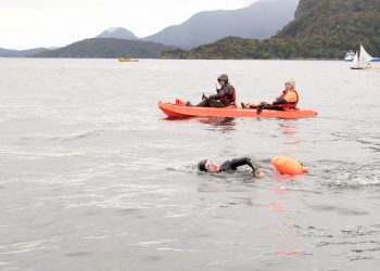 Deportista coyhaiquina rompe récord en Puerto Gala: Nadó más de 7 kilómetros por el canal Moraleda