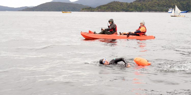Deportista coyhaiquina rompe récord en Puerto Gala: Nadó más de 7 kilómetros por el canal Moraleda
