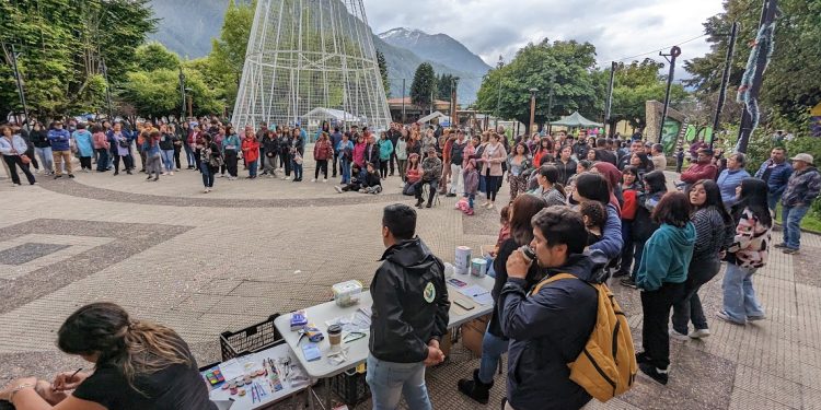 “Aysén ayuda a Yumbel”: Evento solidario reúne a la comunidad en la Plaza de Armas de Puerto Aysén 