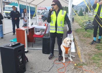 Mujer con discapacidad visual y su perra guía recorren la carretera austral en bicicleta para visibilizar el turismo inclusivo