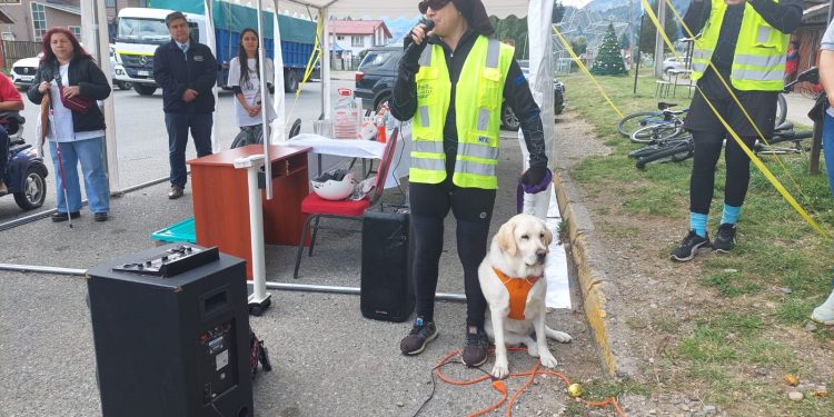 Mujer con discapacidad visual y su perra guía recorren la carretera austral en bicicleta para visibilizar el turismo inclusivo