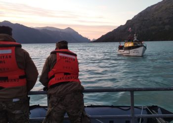 Embarcación varada en Lago O’Higgins recibe el auxilio de lancha del Ejército