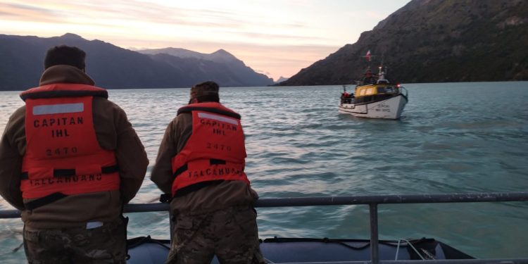 Embarcación varada en Lago O’Higgins recibe el auxilio de lancha del Ejército
