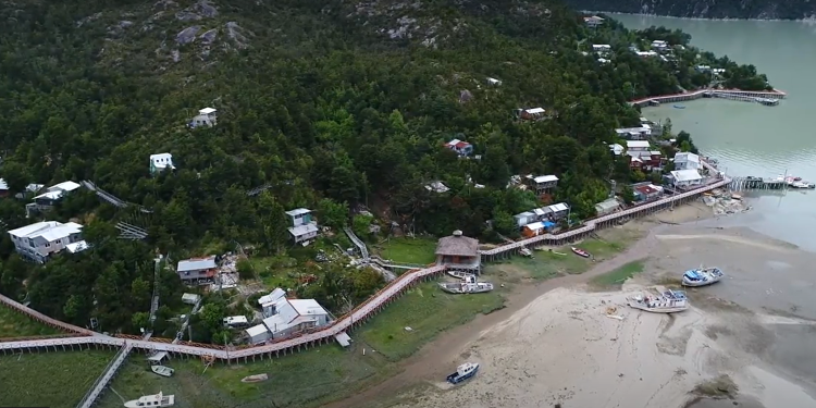 Caleta Tortel modernizará su sistema de iluminación pública con proyecto realizado entre el municipio y la comunidad