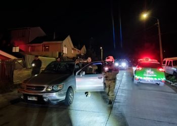 Carabineros de Coyhaique detiene a sujeto que portaba arma blanca, munición y drogas durante control preventivo