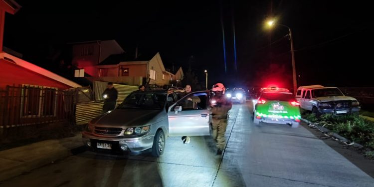 Carabineros de Coyhaique detiene a sujeto que portaba arma blanca, munición y drogas durante control preventivo