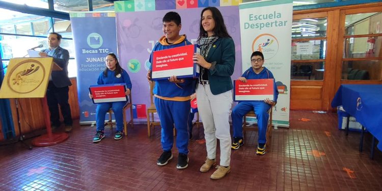 Directora Nacional de JUNAEB visita escuelas de Puerto Aysén