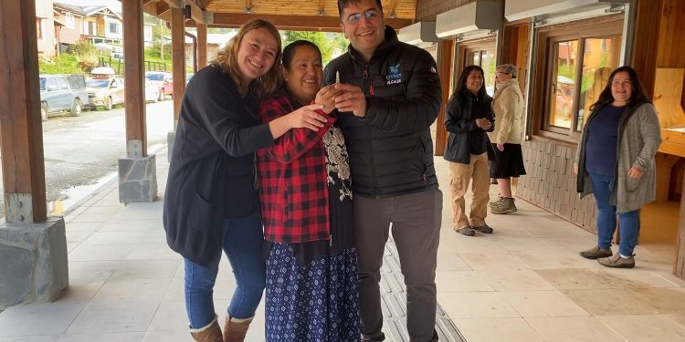 Alcalde de Cisnes hace entrega de llaves de nuevos puestos a las artesanas locales