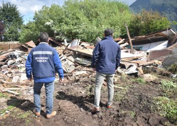 Casa fiscal es demolida por municipio de Aysén debido a ocupación ilegal y estado de abandono