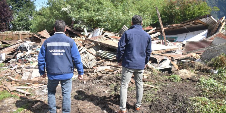 Casa fiscal es demolida por municipio de Aysén debido a ocupación ilegal y estado de abandono