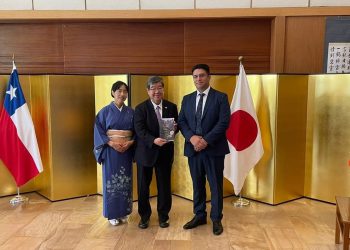 Alcalde de Cisnes y Embajador de Japón firmaron convenio para concretar Box Dental en escuela Guido Gómez Muñoz