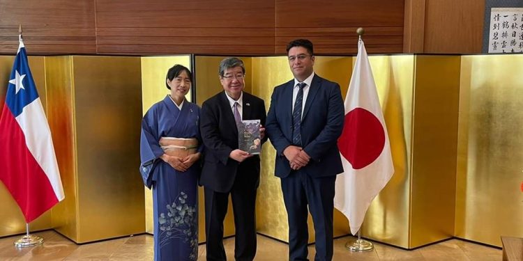 Alcalde de Cisnes y Embajador de Japón firmaron convenio para concretar Box Dental en escuela Guido Gómez Muñoz
