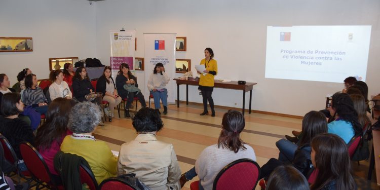 Día Internacional de la Mujer: Coyhaiquinas dialogan sobre su autonomía física