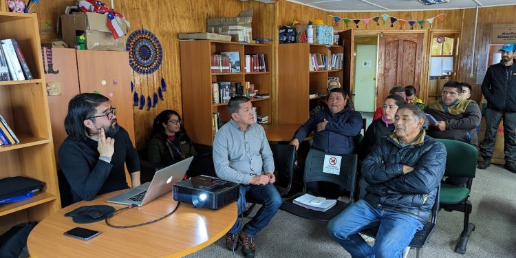 Alcalde de Aysén visita Islas Huichas junto a equipo municipal