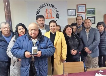 José Pincol, gestor cultural puertoaysenino recibe reconocimiento por parte de la senadora Ximena Órdenes