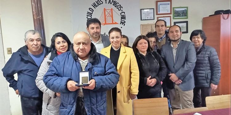 José Pincol, gestor cultural puertoaysenino recibe reconocimiento por parte de la senadora Ximena Órdenes