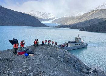 Expedición científica del Instituto Chileno de Campos de Hielo capacita a personal militar