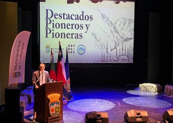 Gala Destacados Pioneros 2023: Familiares de pioneras y pioneras reciben reconocimiento por parte del Concejo municipal de Coyhaique