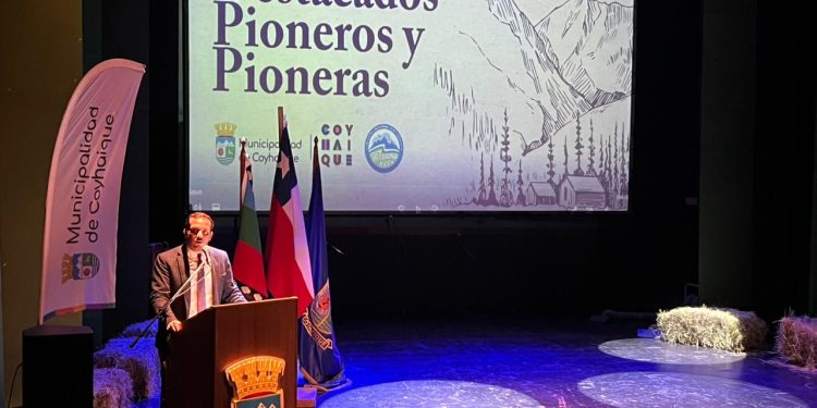 Gala Destacados Pioneros 2023: Familiares de pioneras y pioneras reciben reconocimiento por parte del Concejo municipal de Coyhaique