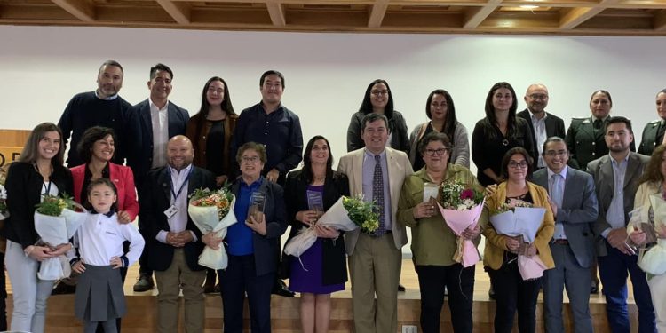 Seremi Justicia Aysén hace reconocimiento a 8 funcionarias públicas por sus años de servicio y compromiso