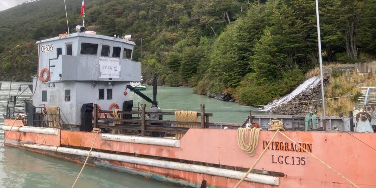 O’Higgins: Comienzan reparaciones de barcaza Integración después de dos años fuera de servicio
