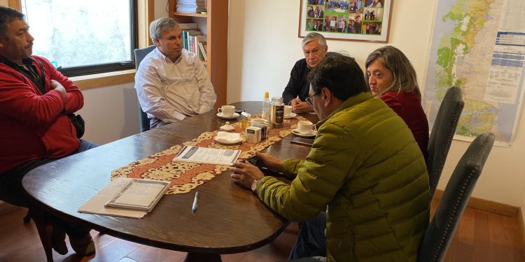 Senador Sandoval se reúne con gremios locales y regionales de Turismo, Comercio y Transporte para tratar problemas de conectividad
