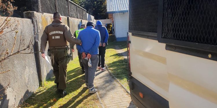 Coyhaique: Carabineros detuvo nuevamente a sujetos por porte de arma blanca a bordo de vehículo con patentes falsificadas