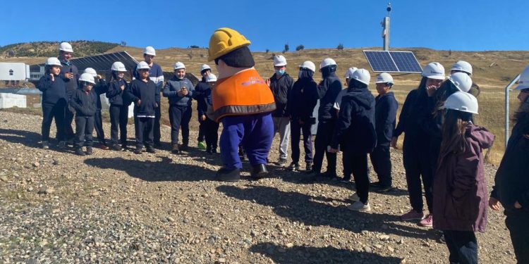 Estudiantes de Escuela Rural Río Blanco visitaron planta fotovoltaica de Edelaysen en Coyhaique