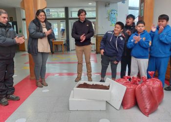 Escuela de Puerto Chacabuco recibe humus y lombrices para invernadero escolar