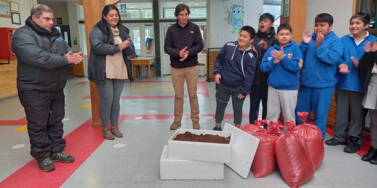 Escuela de Puerto Chacabuco recibe humus y lombrices para invernadero escolar