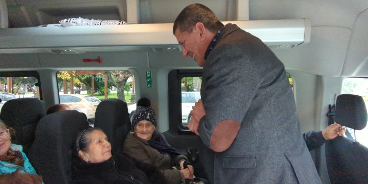 Programa Expreso Conecta Mayor: Se da inicio a servicio de transporte gratuito para adultos mayores a cargo del Municipio de Aysén