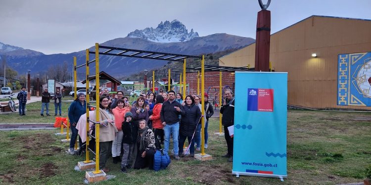Familias de Villa Cerro Castillo implementan circuito de calistenia gracias al programa Acción del FOSIS