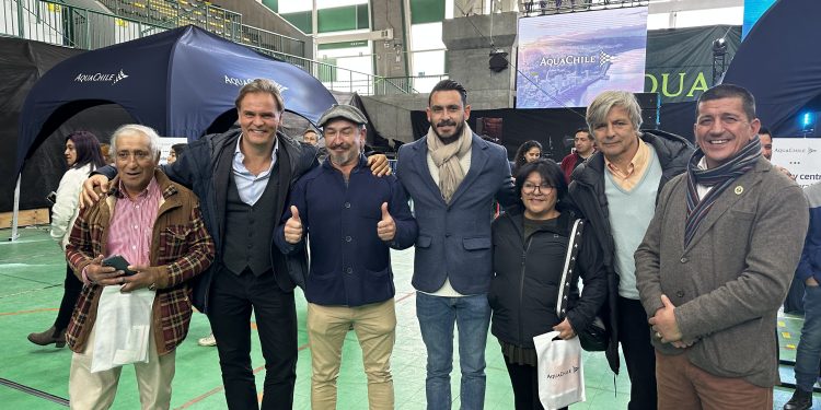 Kramer, Pinilla, Amaro Gómez-Pablos y Harold Mayne-Nichols se presentaron en la Feria de Proveedores y Emprendedores de Aqua Chile realizado en Polideportivo de Puerto Aysén