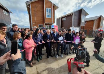 Ministro de Vivienda, Carlos Montes, se encuentra en la región e inauguró 39 viviendas en Coyhaique