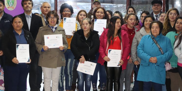 CFT Estatal Aysén certifica usuarias del programa Mujeres Jefas de Hogar