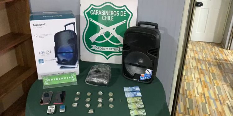 Carabineros del OS-7 junto a la Fiscalía detienen a dos personas y decomisan 1,5 kg de marihuana enviada vía courier a Coyhaique