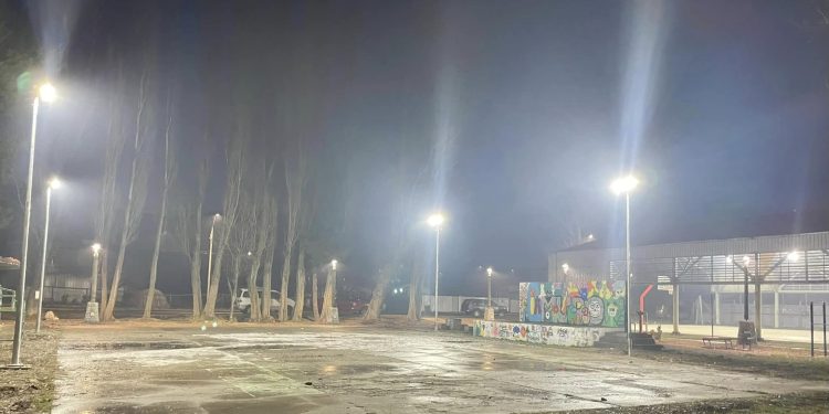 Municipalidad de Cochrane realizó prueba de iluminación en dos sectores de la comuna.
