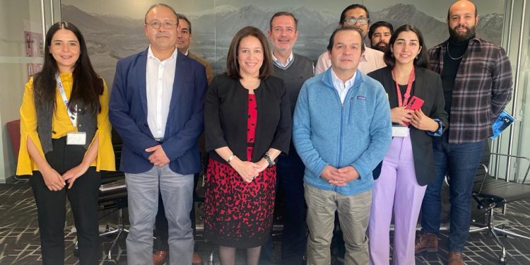 Senadora Ximena Órdenes y concejal Carlos Valdés sostienen reunión de trabajo en la Comisión Nacional de Energía con miras a reducir los costos de electricidad