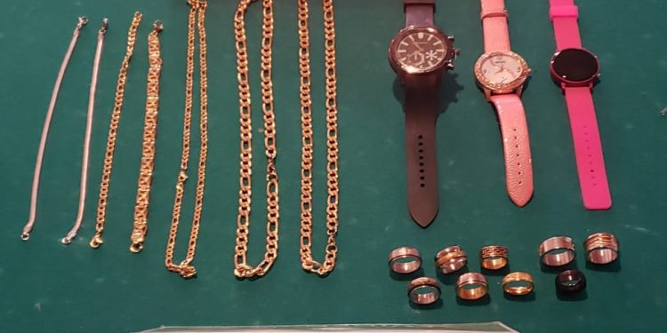 Carabineros de Coyhaique detuvo a menor de edad y recuperó vehículo y especies robadas desde local comercial en Puerto Aysén