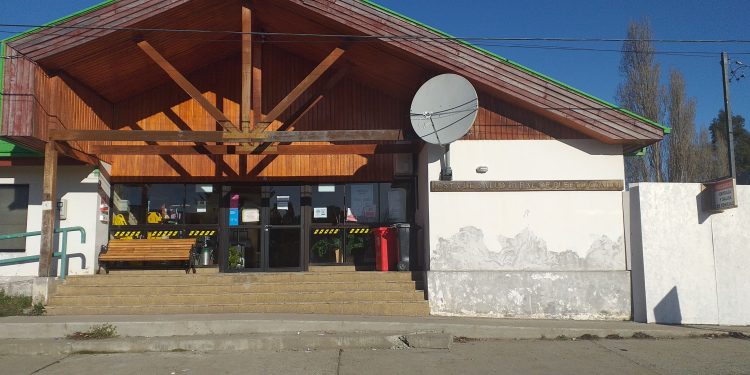 Piden investigación por muerte de persona de Puerto Guadal por falta de servicio en la posta rural