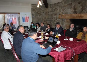 Autoridades de Salud se reúnen con parlamentarios para proyectar trabajo conjunto.