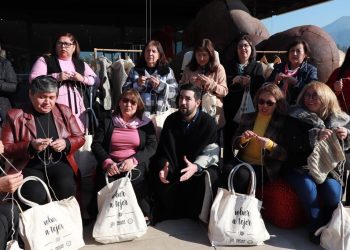 Más de 60 tejedoras campesinas comercializarán exclusiva colección de 1.100 ponchos en el retail.