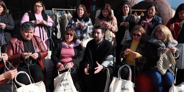 Más de 60 tejedoras campesinas comercializarán exclusiva colección de 1.100 ponchos en el retail.