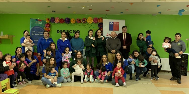 Diez niños y niñas del Jardín Infantil Los Navegantes de Puerto Cisnes recibieron su “Primera Cédula”.