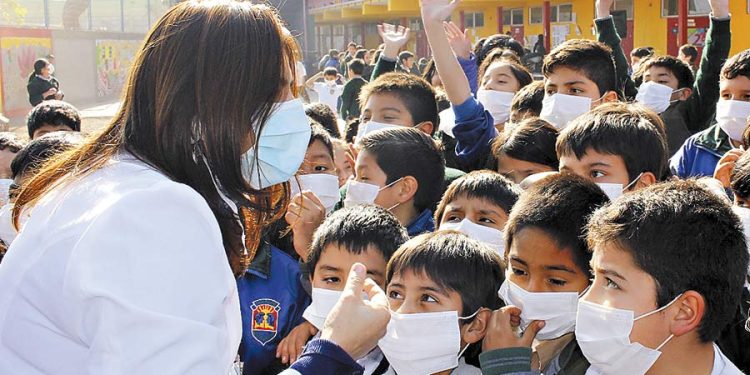 Ministerio de Salud anunció obligatoriedad de uso de mascarillas en todos los establecimientos educacionales del país.